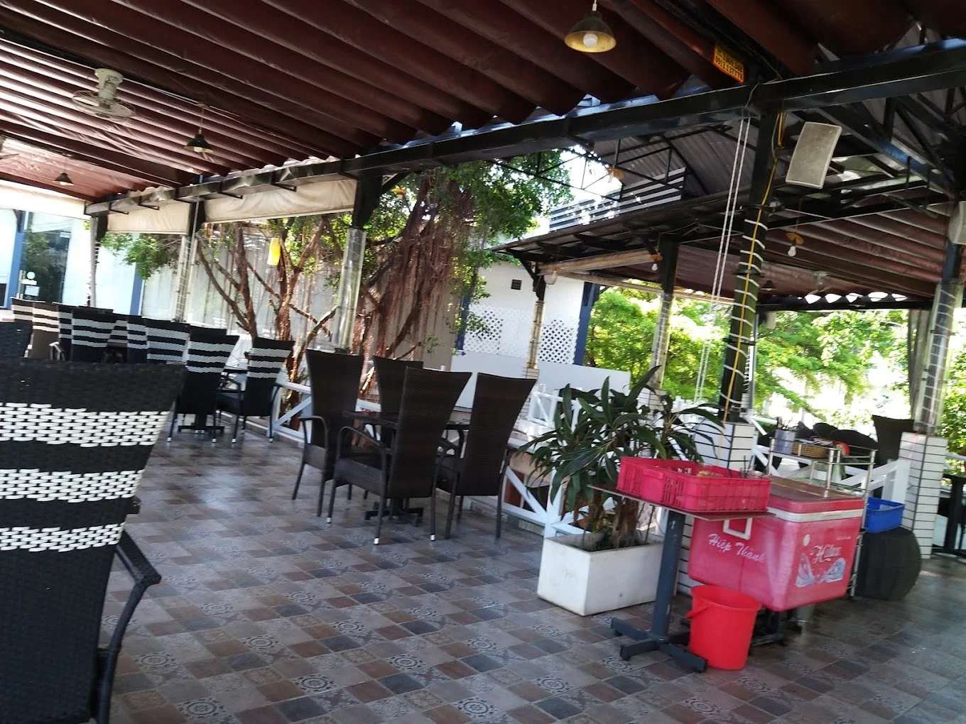 Mimosa Coffee không gian rộng rãi thoáng đãng