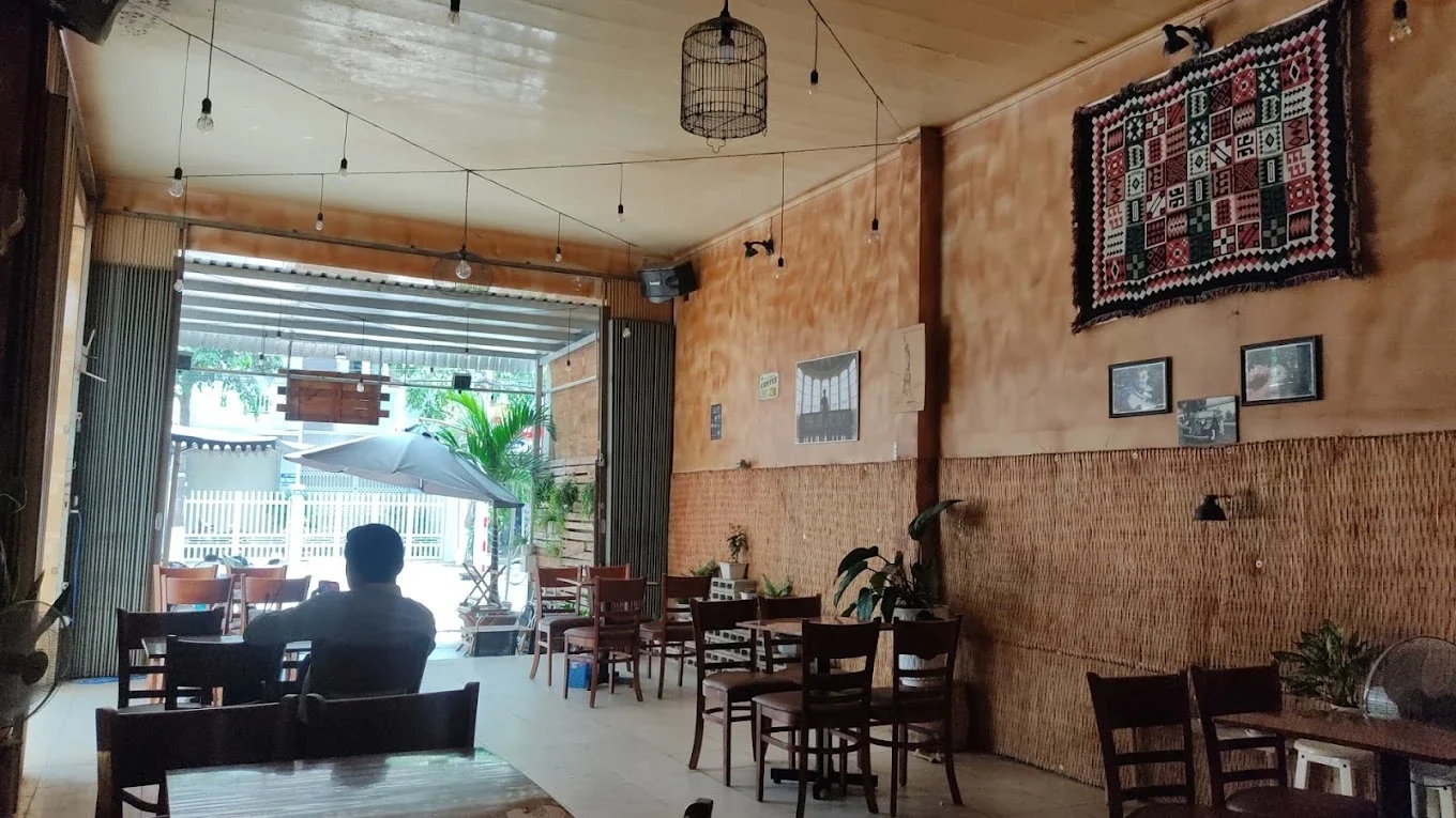 Coffee Nâu với view thành phố từ trên cao