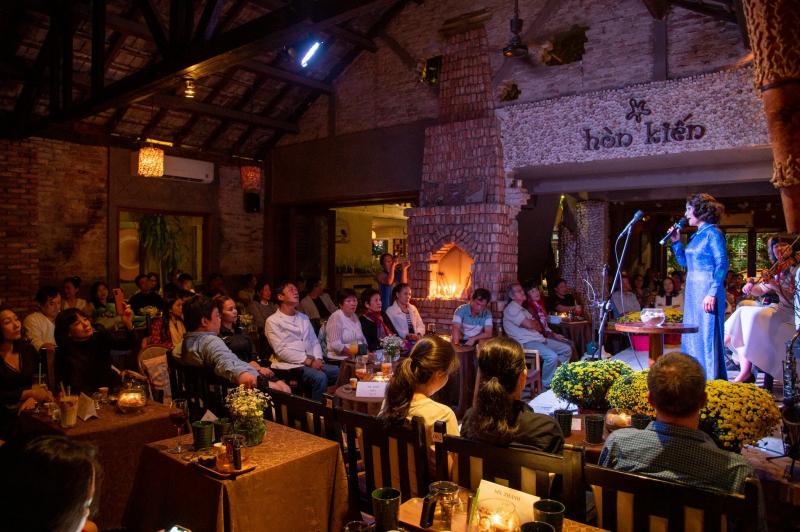 Cafe Hòn Kiến quán cafe acoustic ở Nha Trang trang trí vỏ ốc biển