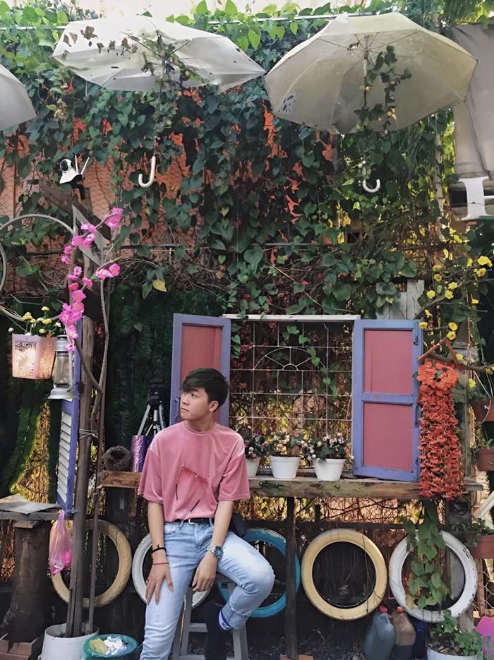 Hẻm cafe được trang trí mộc mạc nhưng đẹp mắt