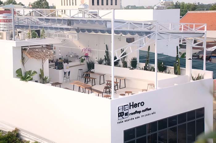 Hero Hostel Billiards với không gian sân thượng thoáng mát