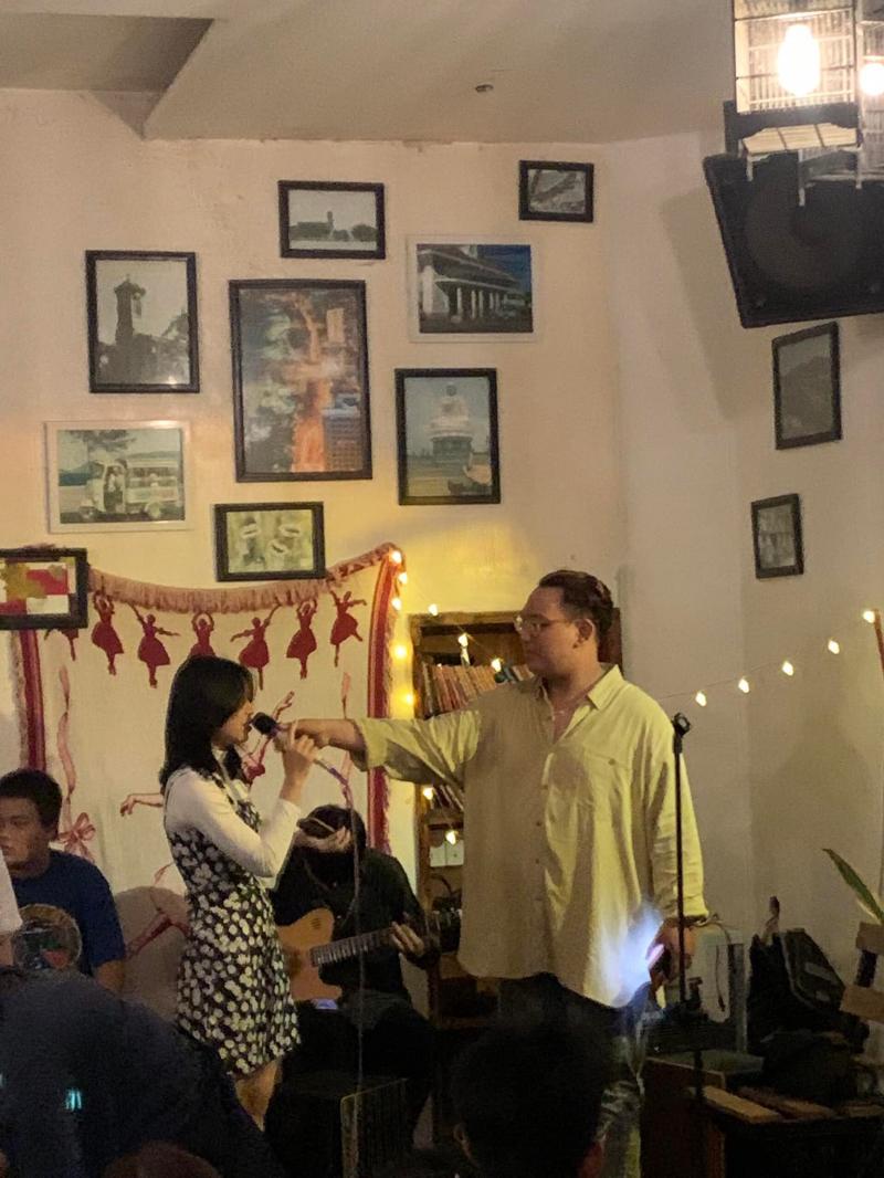 Buổi biểu diễn kể chuyện acoustic tại The Storytellers với ánh sáng ấm