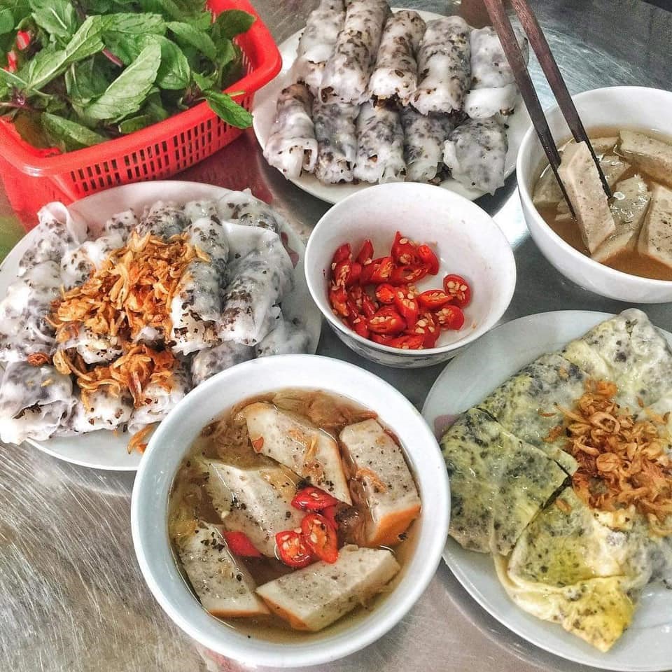 Kỹ thuật tráng bánh điêu luyện tại quán Chị Sự
