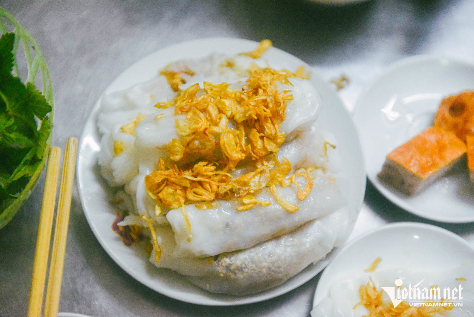 Không gian đêm tại quán bánh cuốn Tôn Đức Thắng