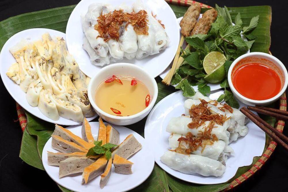 Cách ăn bánh cuốn Cao Bằng với nước dùng