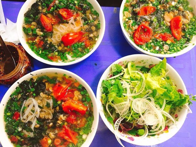 Bún ốc cô Huệ với nước dùng trong veo và ốc tươi ngon