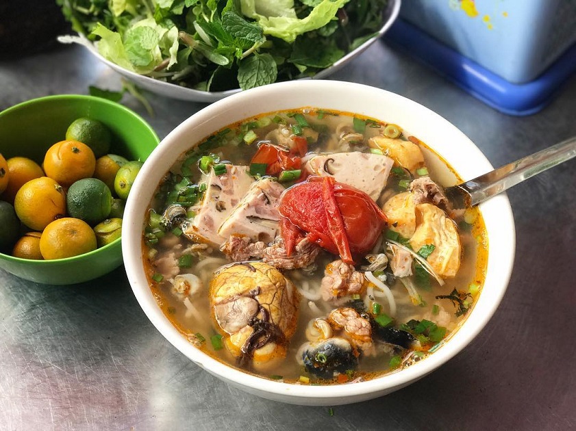 Du khách nước ngoài thích thú với bún ốc
