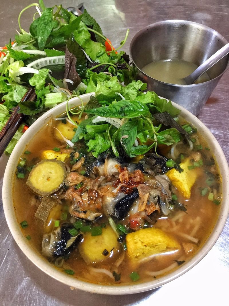 Bún ốc cô Thêm với ốc lẫn đặc sắc