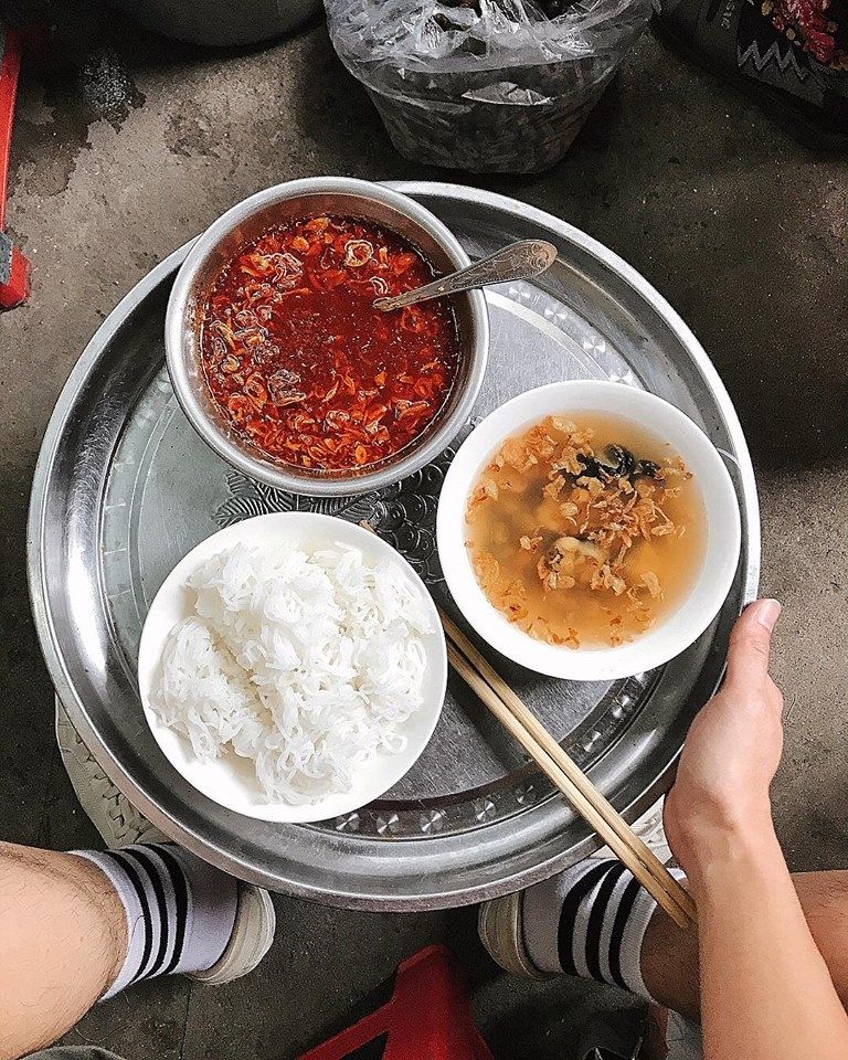 Bún ốc nguội Tây Sơn với nước chấm đặc trưng trong lu sành