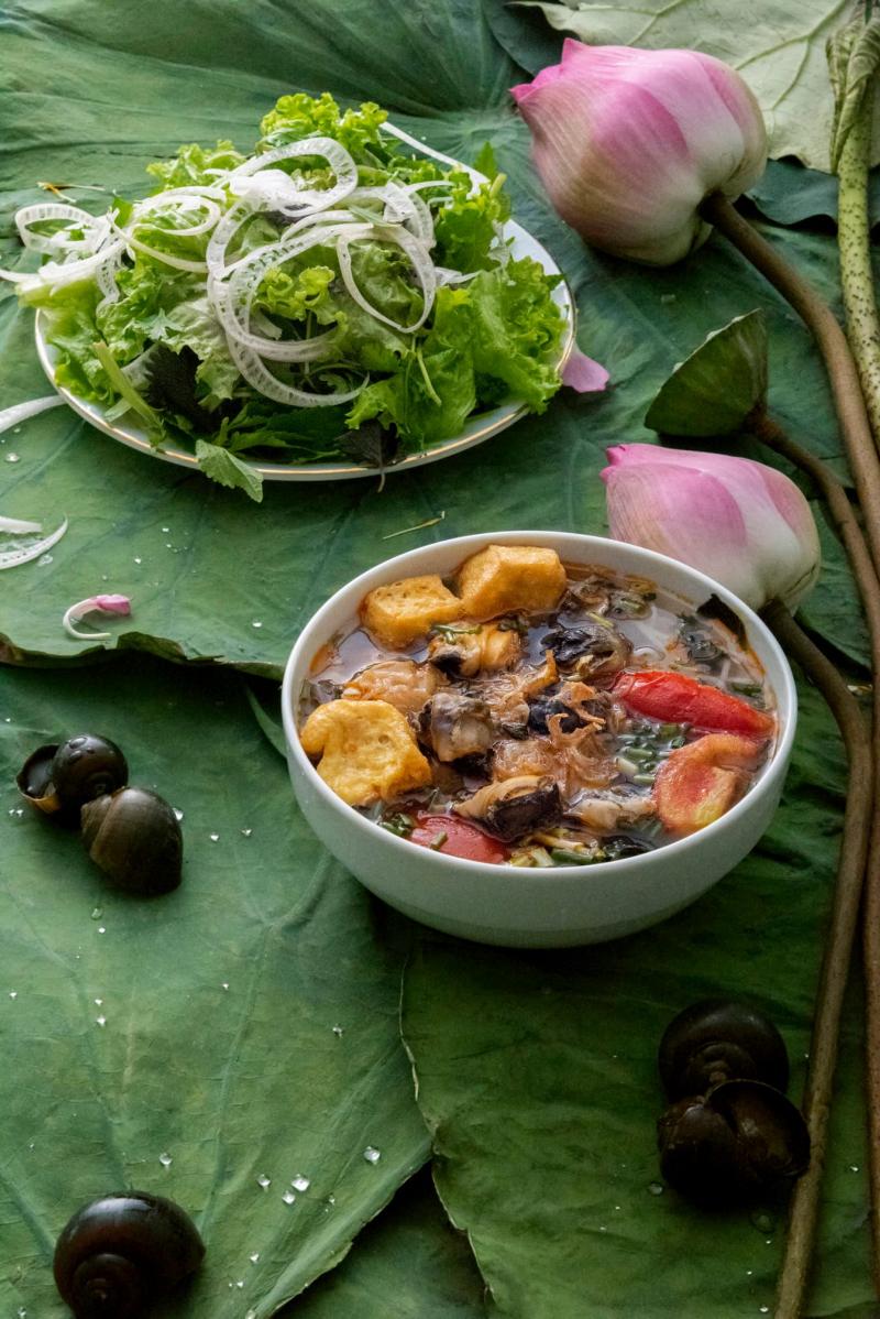 Bún ốc Phương Dung với view hồ Tây thơ mộng