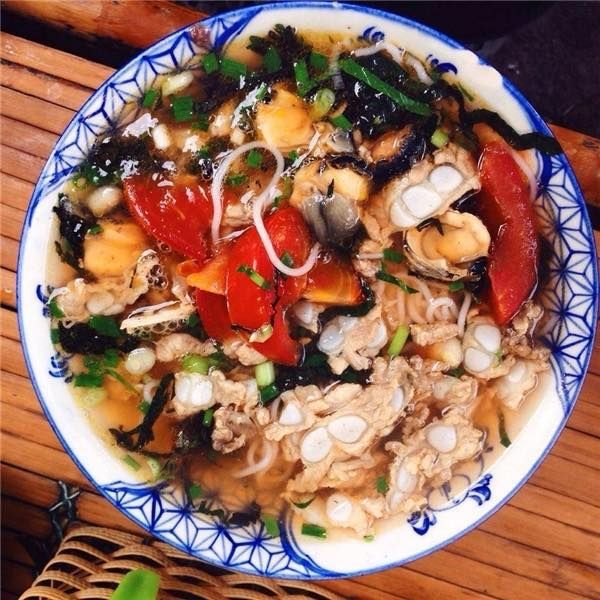 Bún ốc sườn cô Sáu với nước dùng thơm ngọt từ xương hầm và ốc tươi giòn