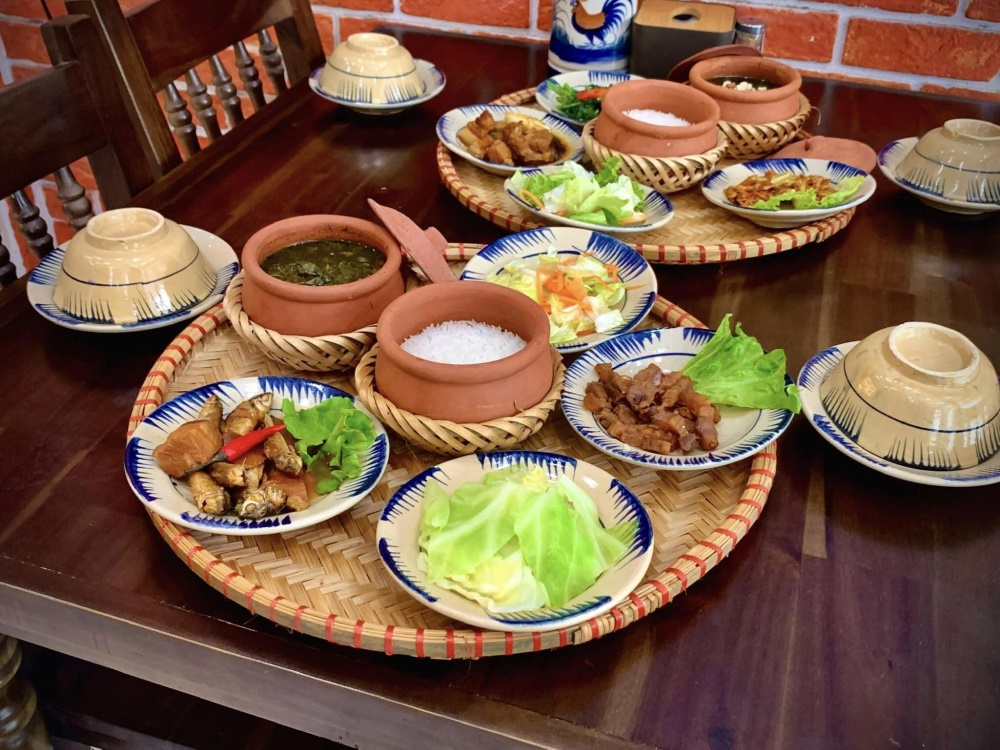 Một suất cơm sườn niêu đầy đặn tại 47 Đào Duy Từ