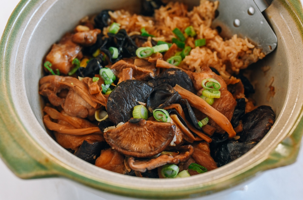 Món cơm niêu gà xào nấm tại Zô Zô