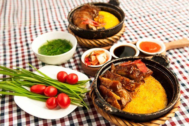 Cơm niêu Singapore Kombo với lớp cháy vàng giòn đặc trưng