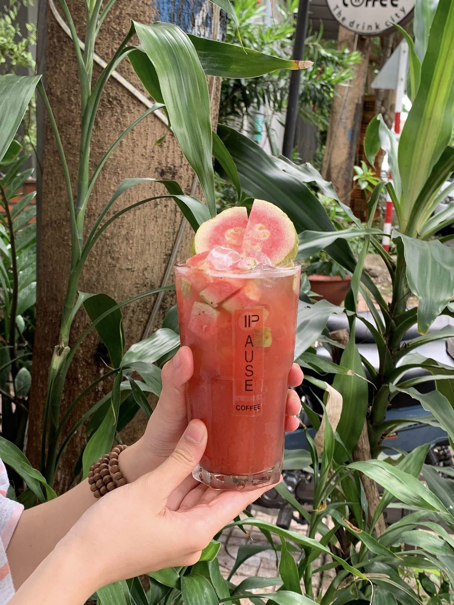 quán cà phê ở Buôn Ma Thuột Pause Coffee tối giản