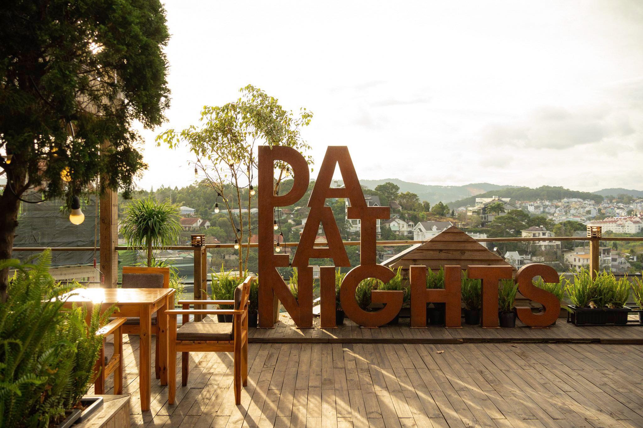 Dalat Night với tầm nhìn thành phố đêm lung linh từ sân thượng