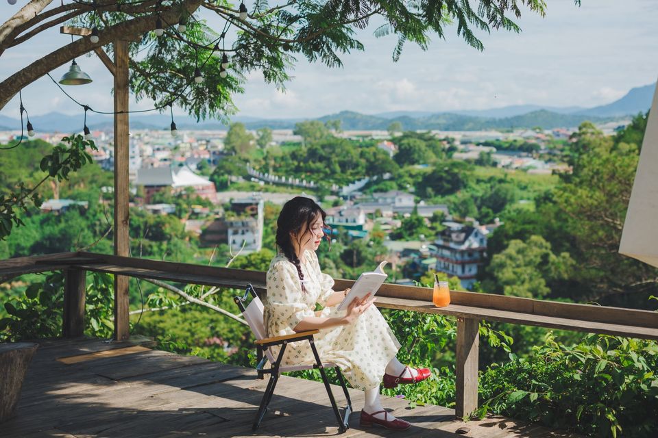 Ngày của Nắng Coffee - quán cafe Đà Lạt view panorama với vườn hoa xinh xắn