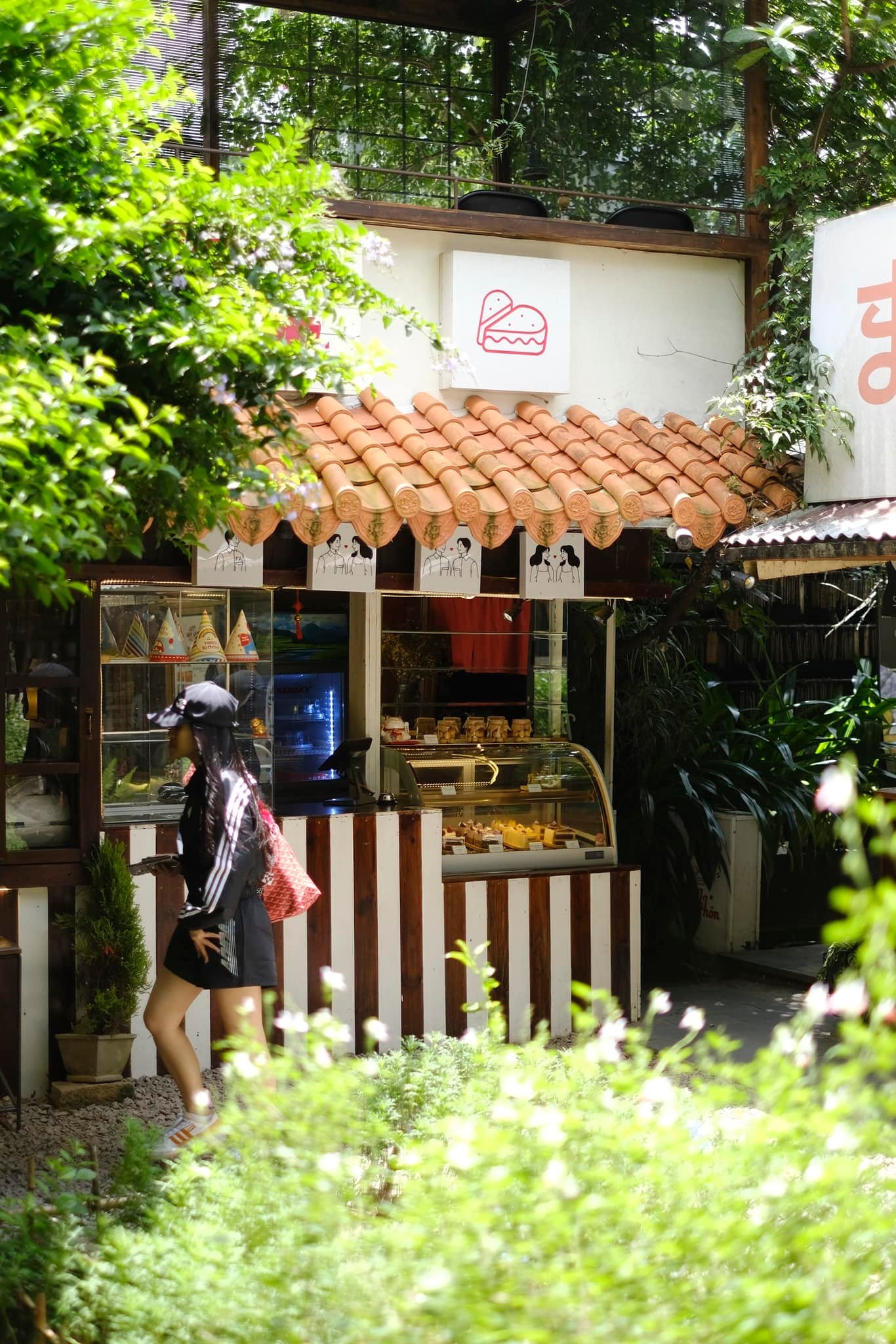 Still Cafe phong cách công nghiệp với tường gạch thô và đèn cổ