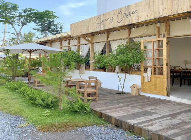 Sunny Farm với trang trại nhỏ, thỏ và xe cổ trang trí