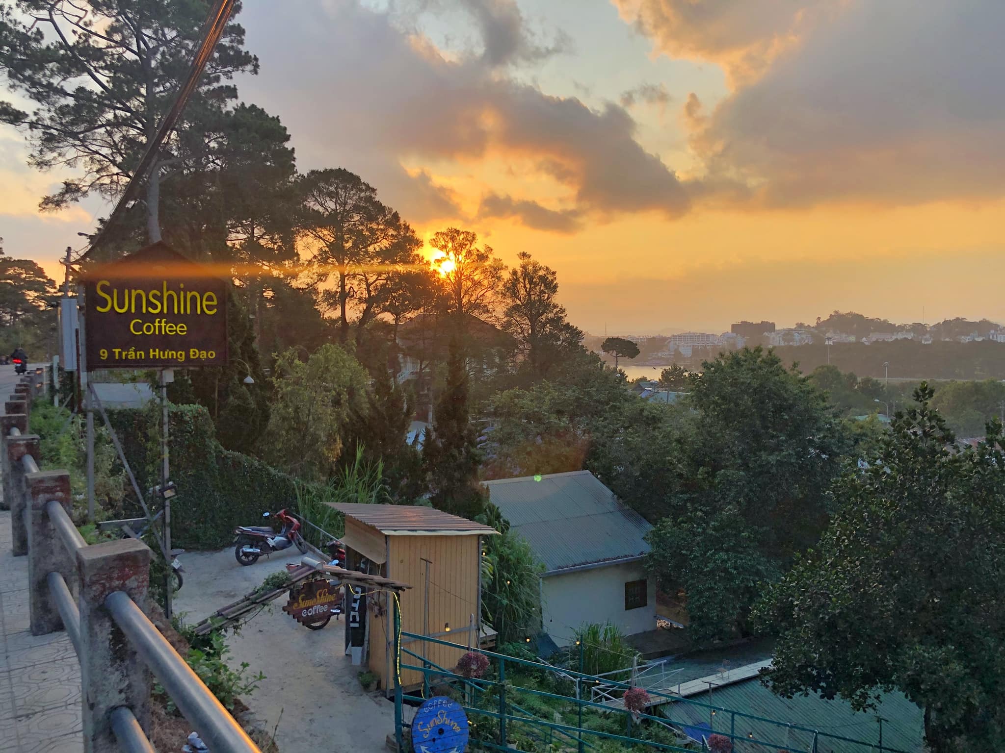 Sunshine Tím với tông màu tím chủ đạo và tầm nhìn hồ Xuân Hương