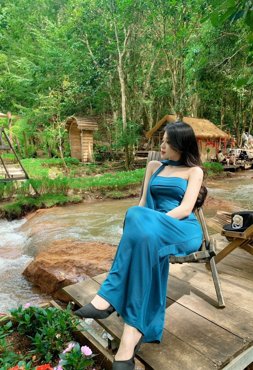 Cafe Suối Mơ bên dòng suối tự nhiên với ghế gỗ mộc mạc