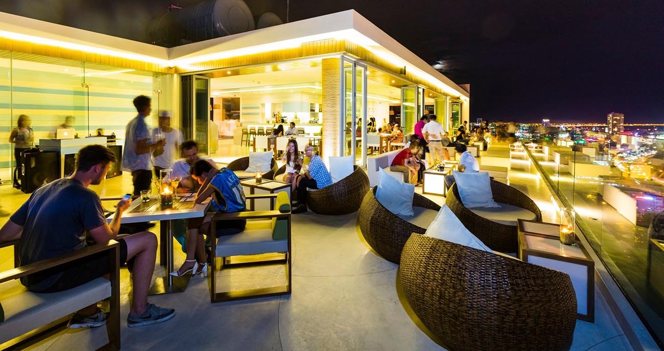 Hồ bơi vô cực tại À La Carte cafe view biển Đà Nẵng