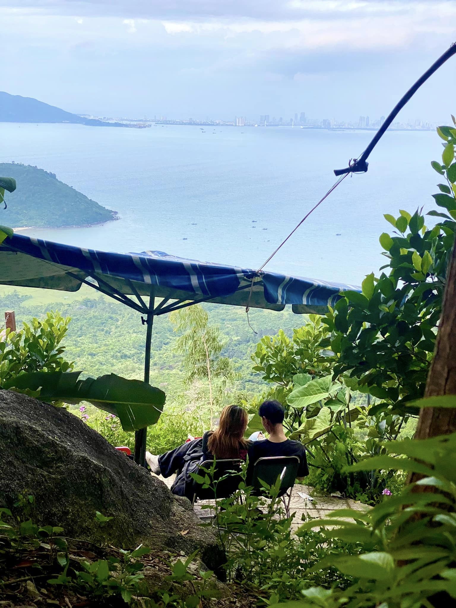 Hòn đá Cụ Rùa - quán cà phê view biển ở Đà Nẵng trên đèo Hải Vân