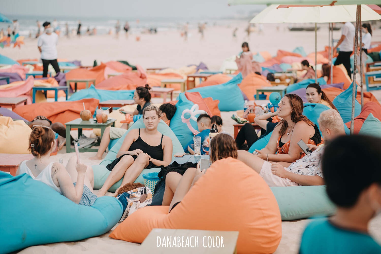 Dana Beach Color - quán cà phê view biển ở Đà Nẵng với ghế lười đầy màu sắc