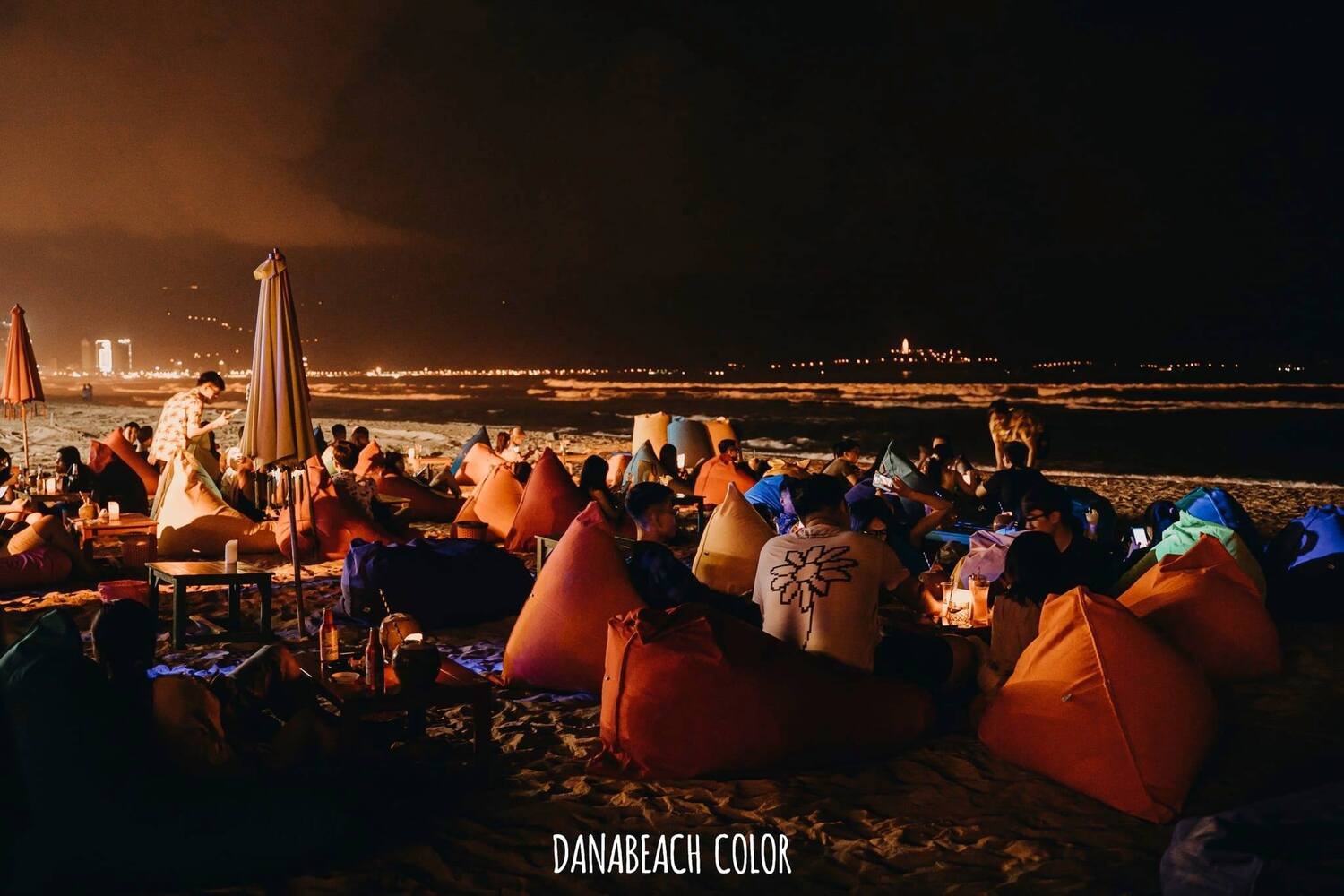 Không gian party sôi động tại Dana Beach Color về đêm