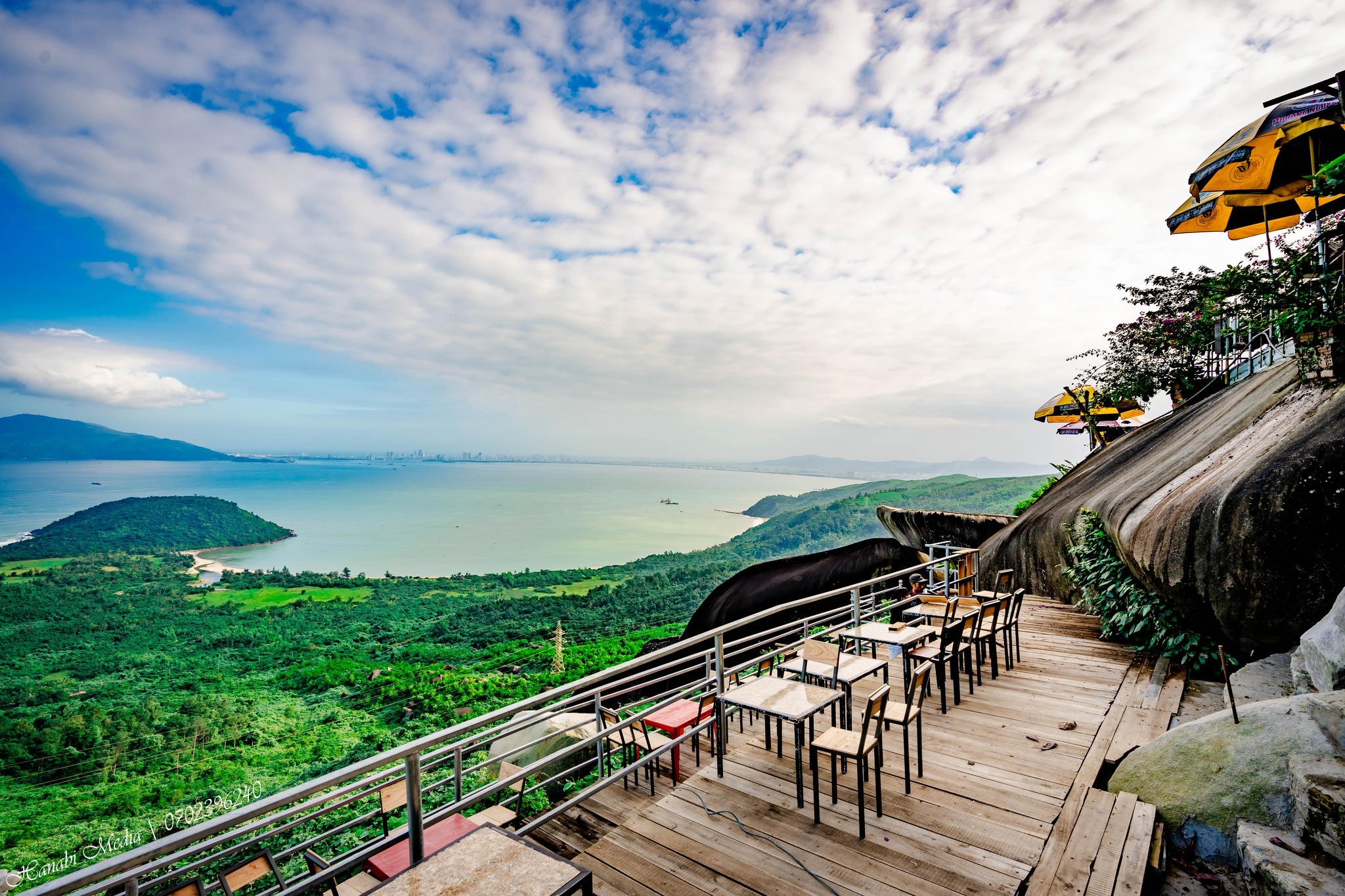 Quán Cafe Hòn Đá Thuyền - quán cà phê view biển ở Đà Nẵng trên hòn đá hình thuyền