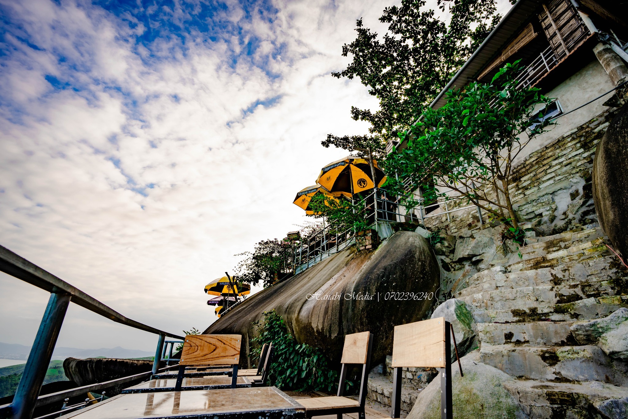 View bình minh tuyệt đẹp từ Hòn Đá Thuyền