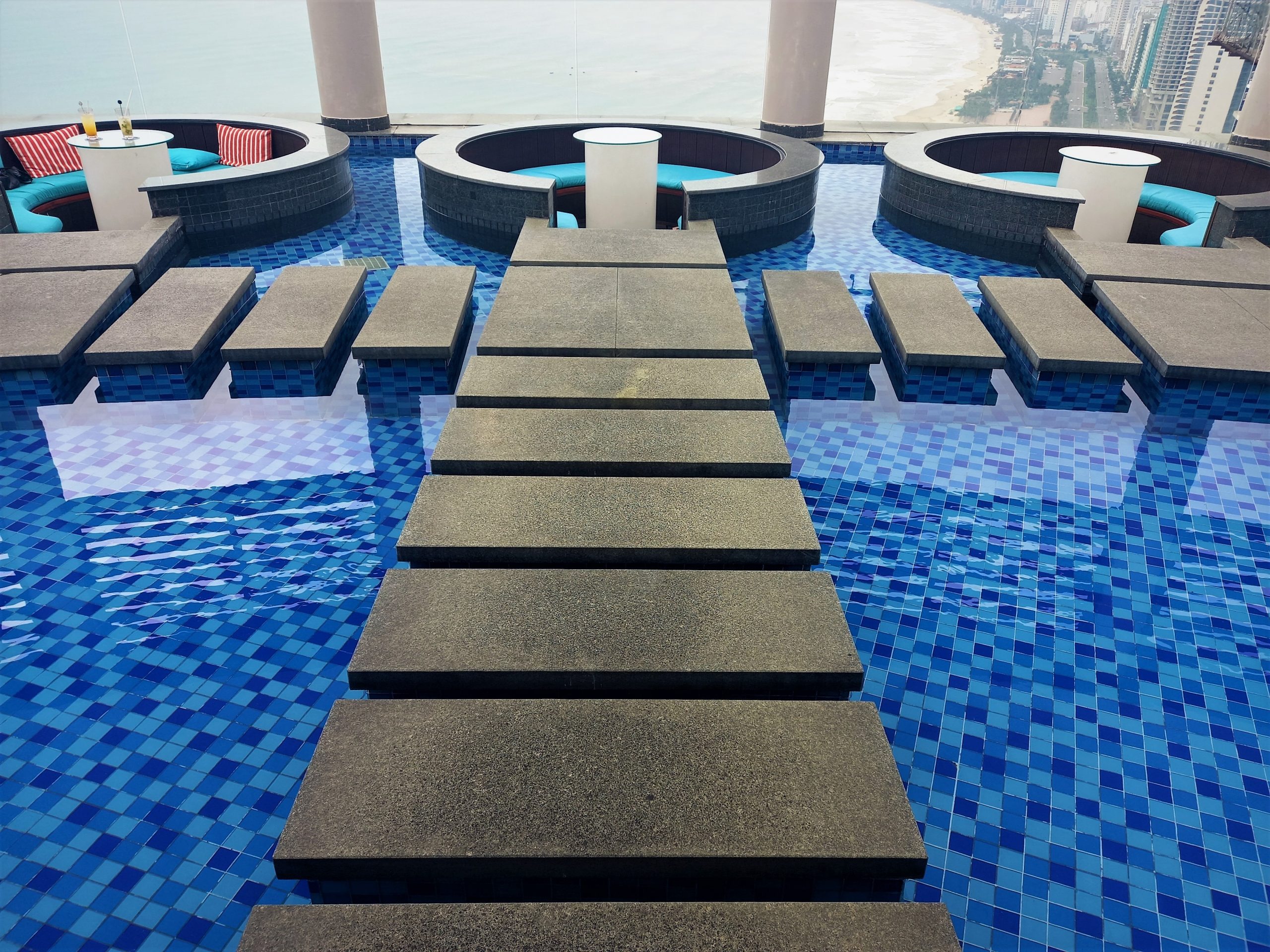 Sân hồ bơi vô cực tại Horizon Bar