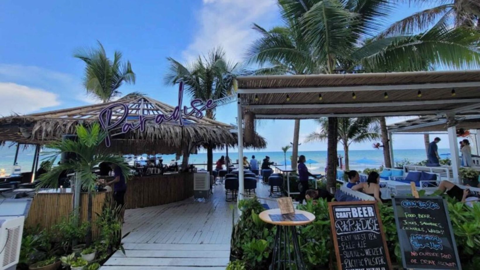 Paradise Beach quán cà phê ngay trên bãi biển Mỹ Khê