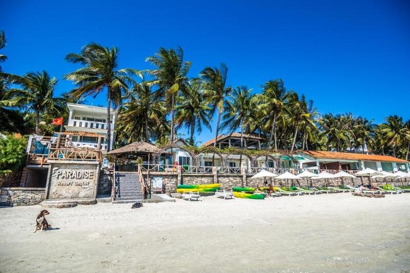 Khu vực ghế lười trên cát tại Paradise Beach