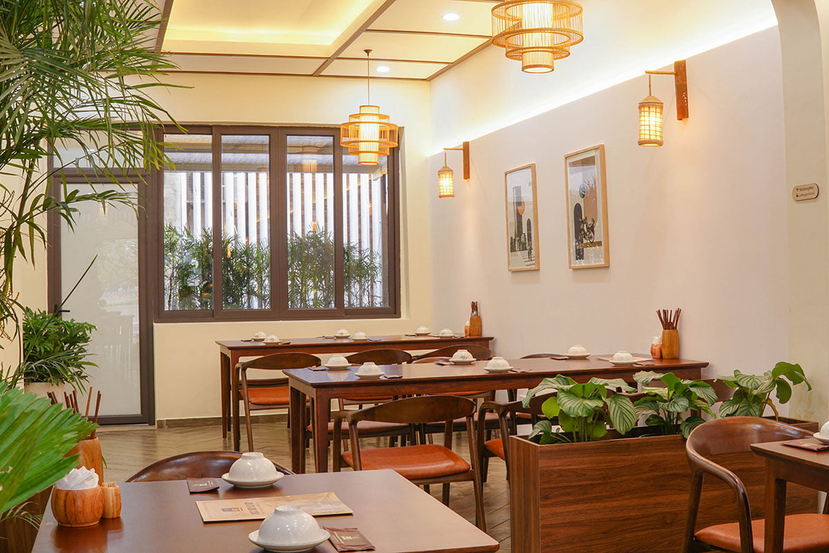 Quán Cơm Phố Cổ với không gian sân vườn xanh mát