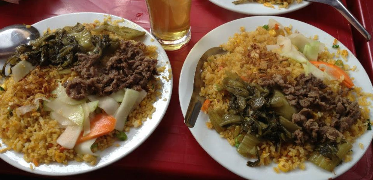 Thố cơm nóng hổi với thịt kho tiêu thơm đậm đà