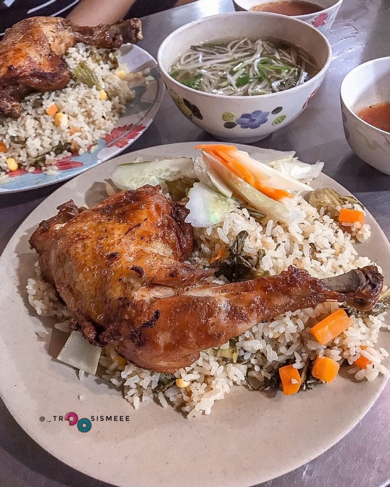Cơm rang gà quay với đùi gà to và cơm rang không ngấm dầu