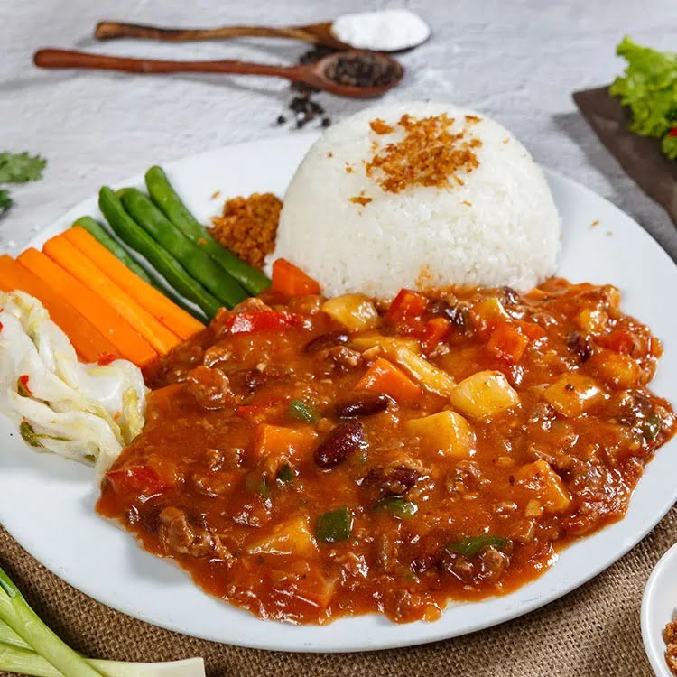 Không gian rộng rãi và cơm gà đa dạng tại 123