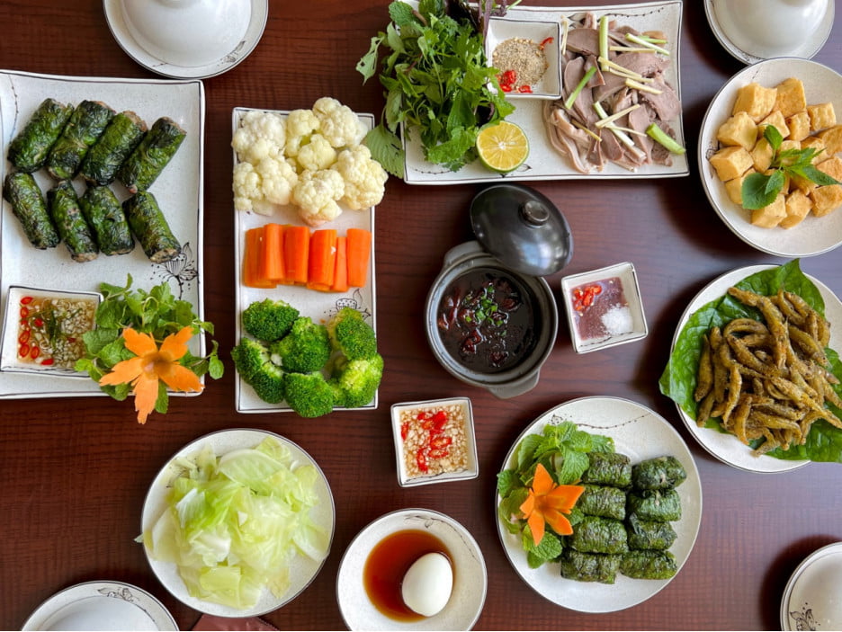 Không gian trong nhà hàng Vị An với view hồ Hoàng Cầu