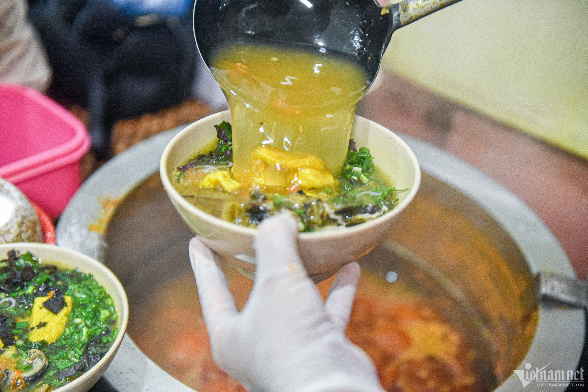 Bún ốc quán Thúy 70 năm trong ngõ chợ Đồng Xuân