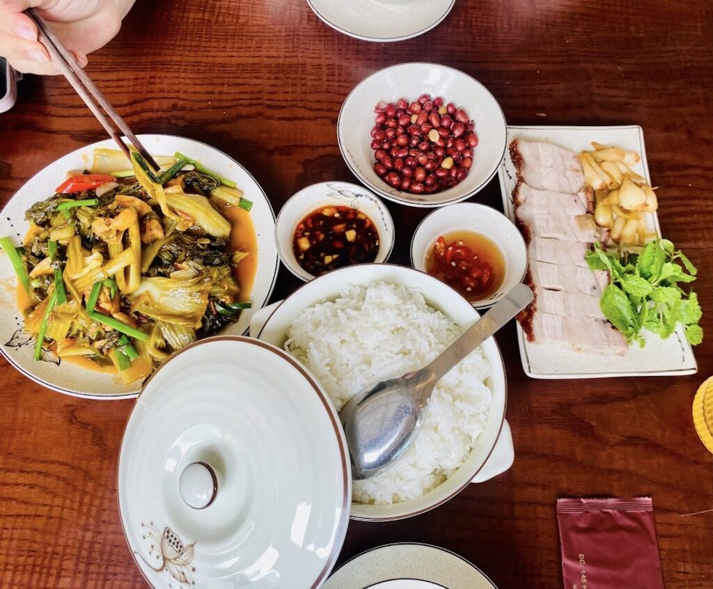 Cơm gà Hội An với món gà chiên mắm đặc trưng