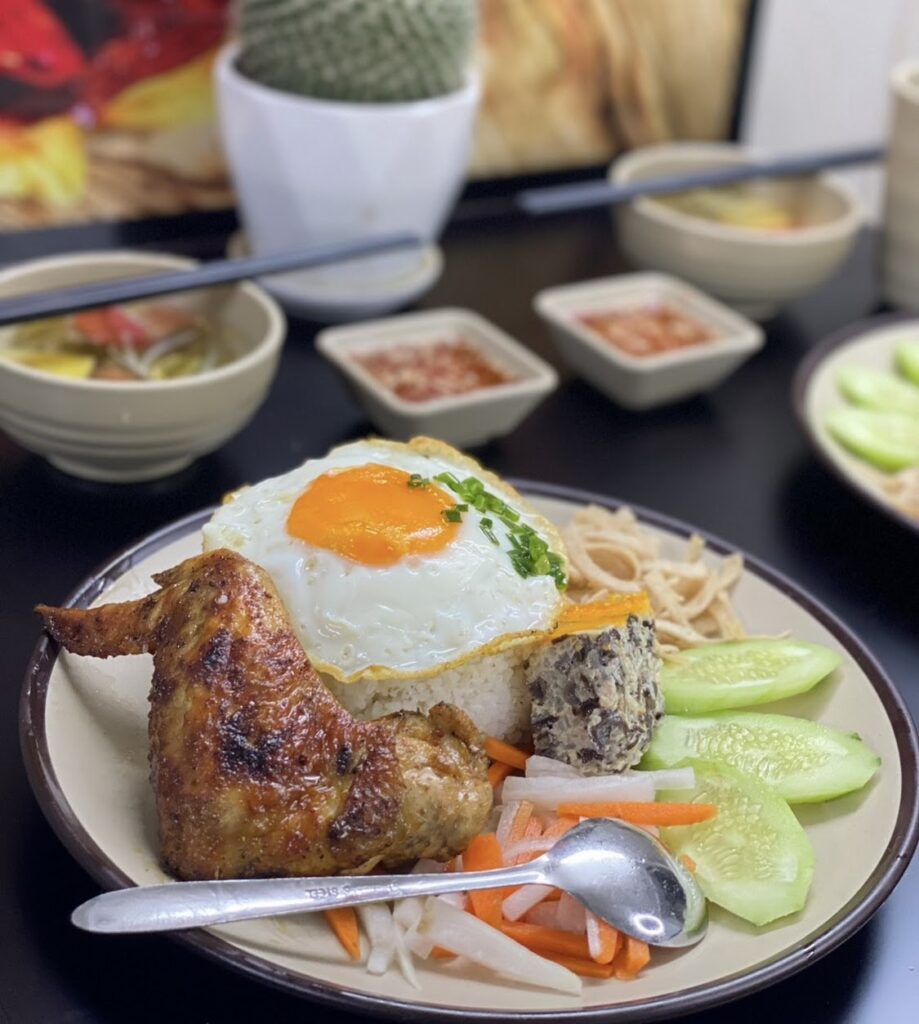 Mâm Cơm Trưa Văn Phòng với món cơm sườn đặc trưng