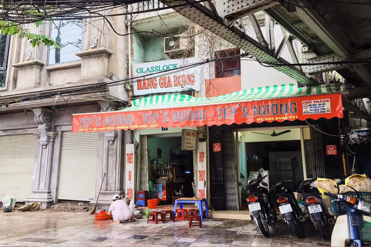 Không gian thoáng mát dưới chân Cầu Long Biên