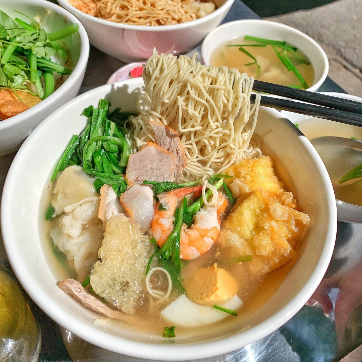 Tô mỳ vằn thắn đầy đủ