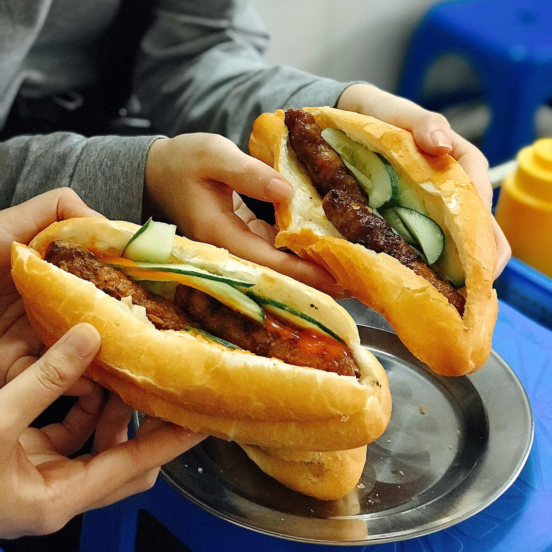 Thịt xiên nướng phố Quang Trung - ăn vặt Hà Nội thơm nức mũi