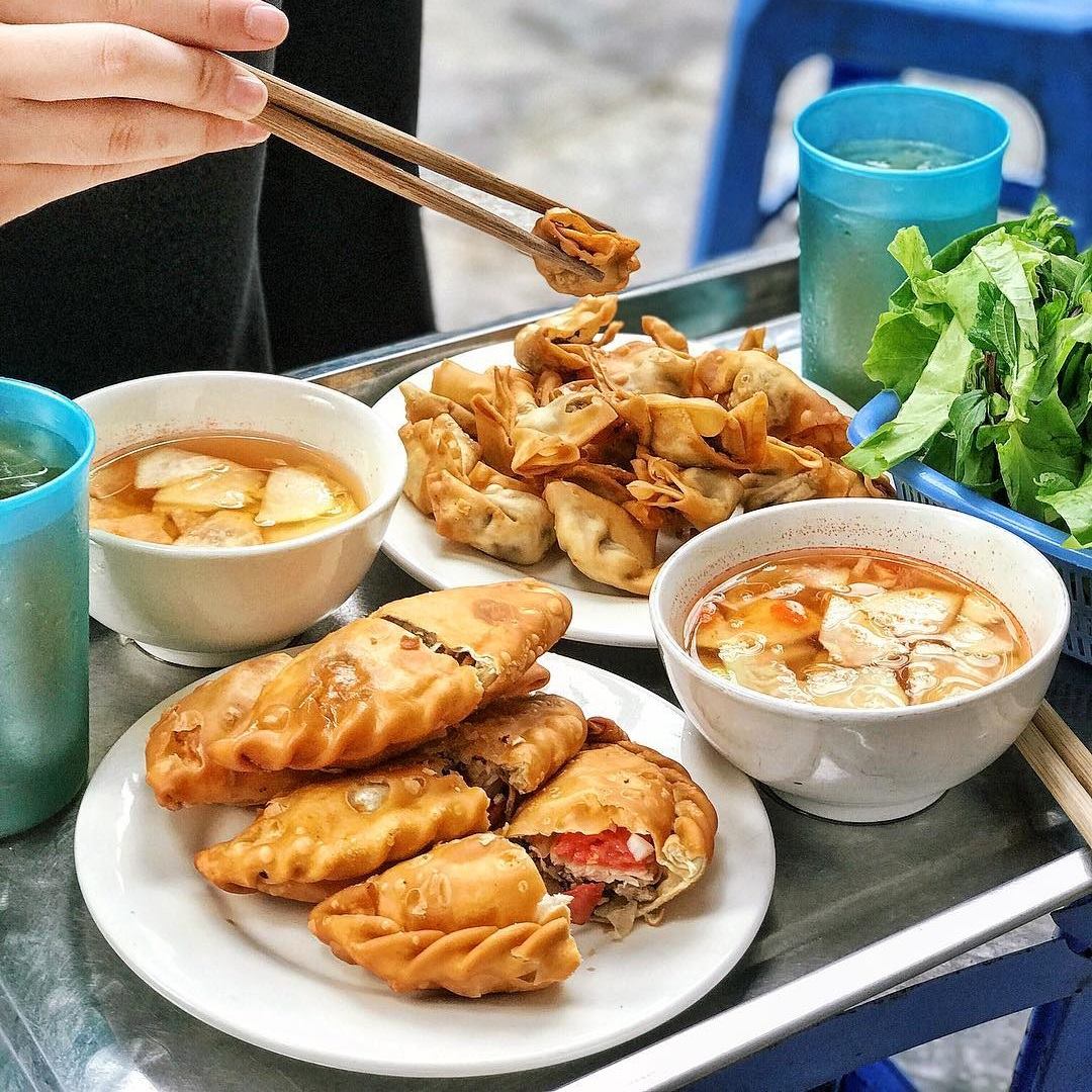 Bánh tôm há cảo chiên giòn thơm tại Hàng Bồ Hà Nội