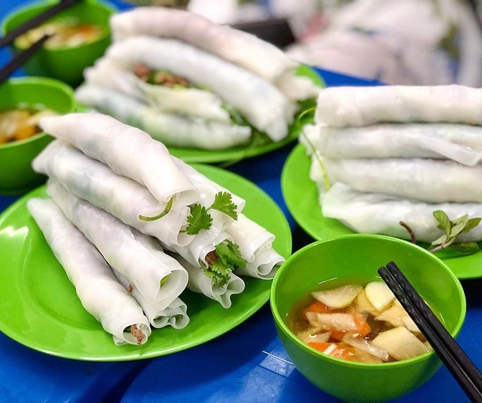 Phở cuốn Hưng Bền - ăn vặt Hà Nội đặc sắc với bánh phở mỏng mịn cuốn thịt bò thơm ngon