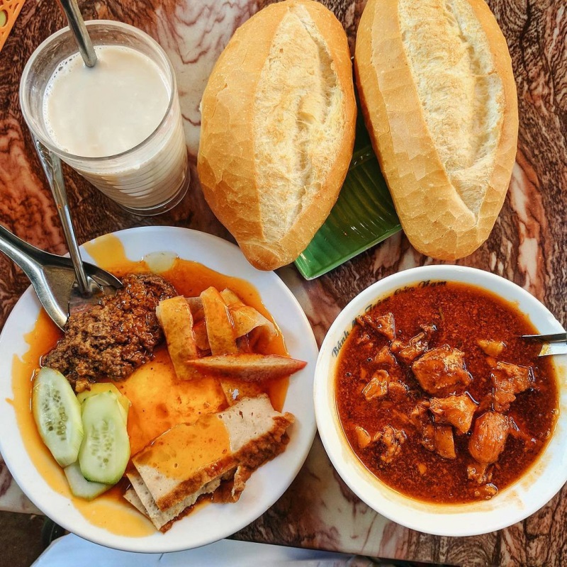 Bánh mì Đình Ngang - ăn vặt Hà Nội với bánh mì sốt vang đặc biệt