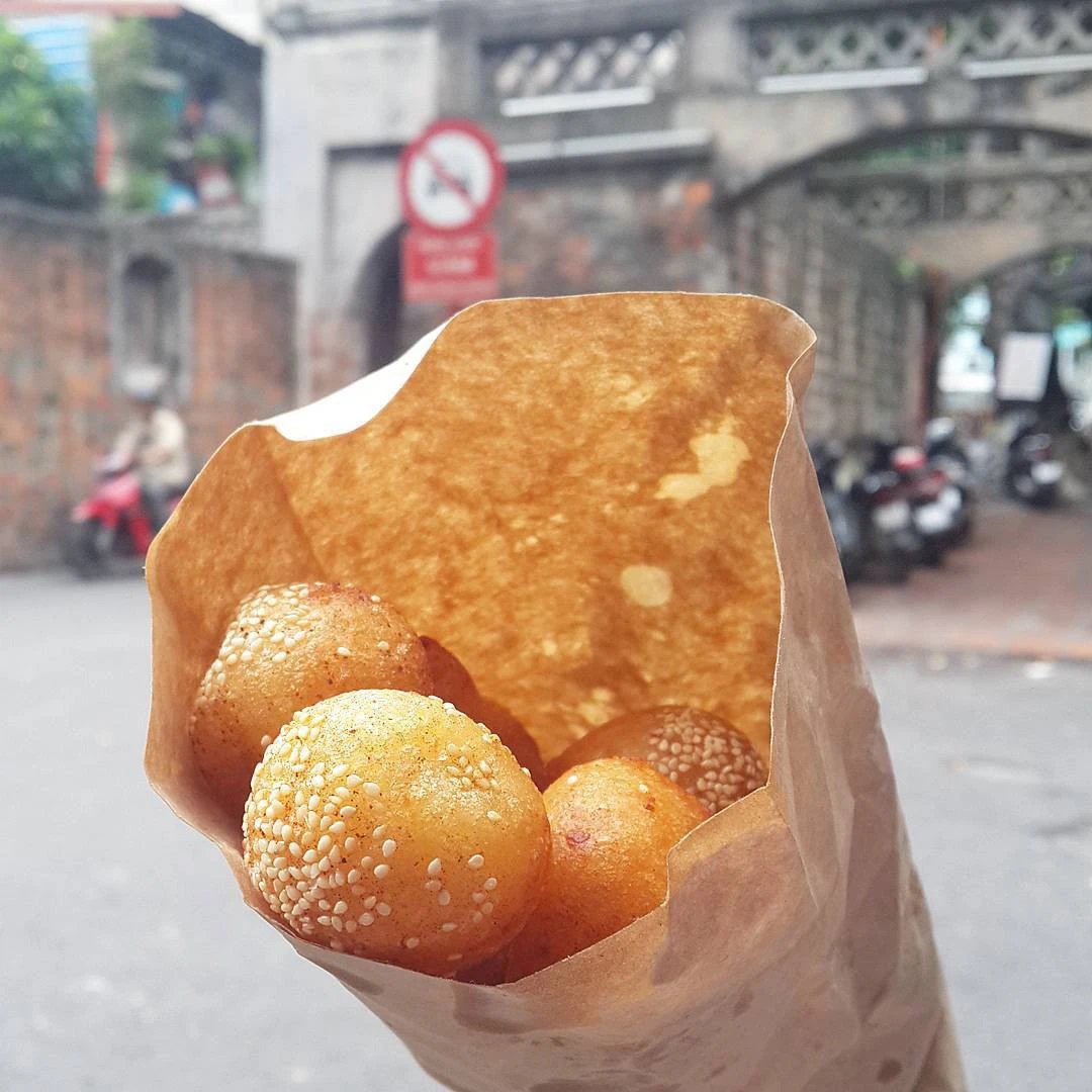 Bánh rán bi Ô Quan Chưởng - ăn vặt Hà Nội truyền thống với vỏ giòn nhân đậu xanh
