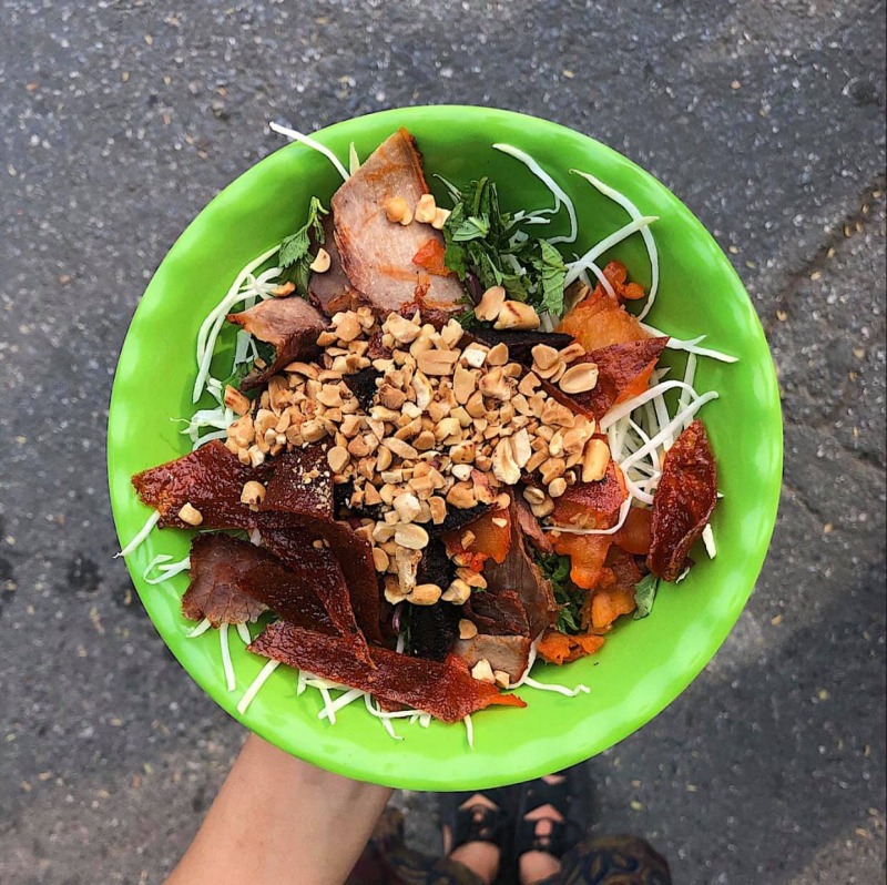 Nộm bò khô Hồ Hoàn Kiếm - ăn vặt Hà Nội với đu đủ giòn và bò khô thơm ngon